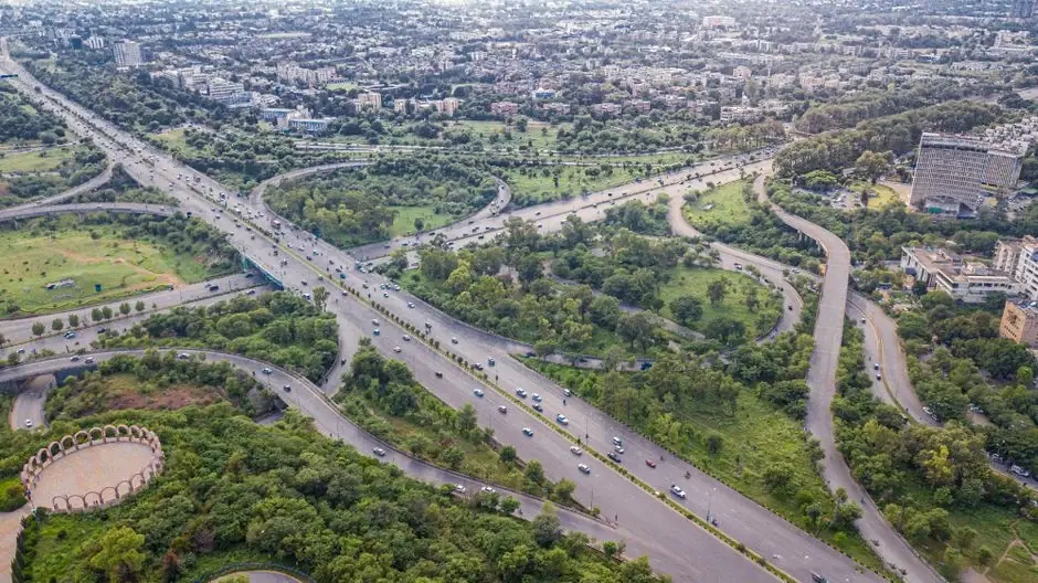 Аэриальный снимок многополосной автострады с природой