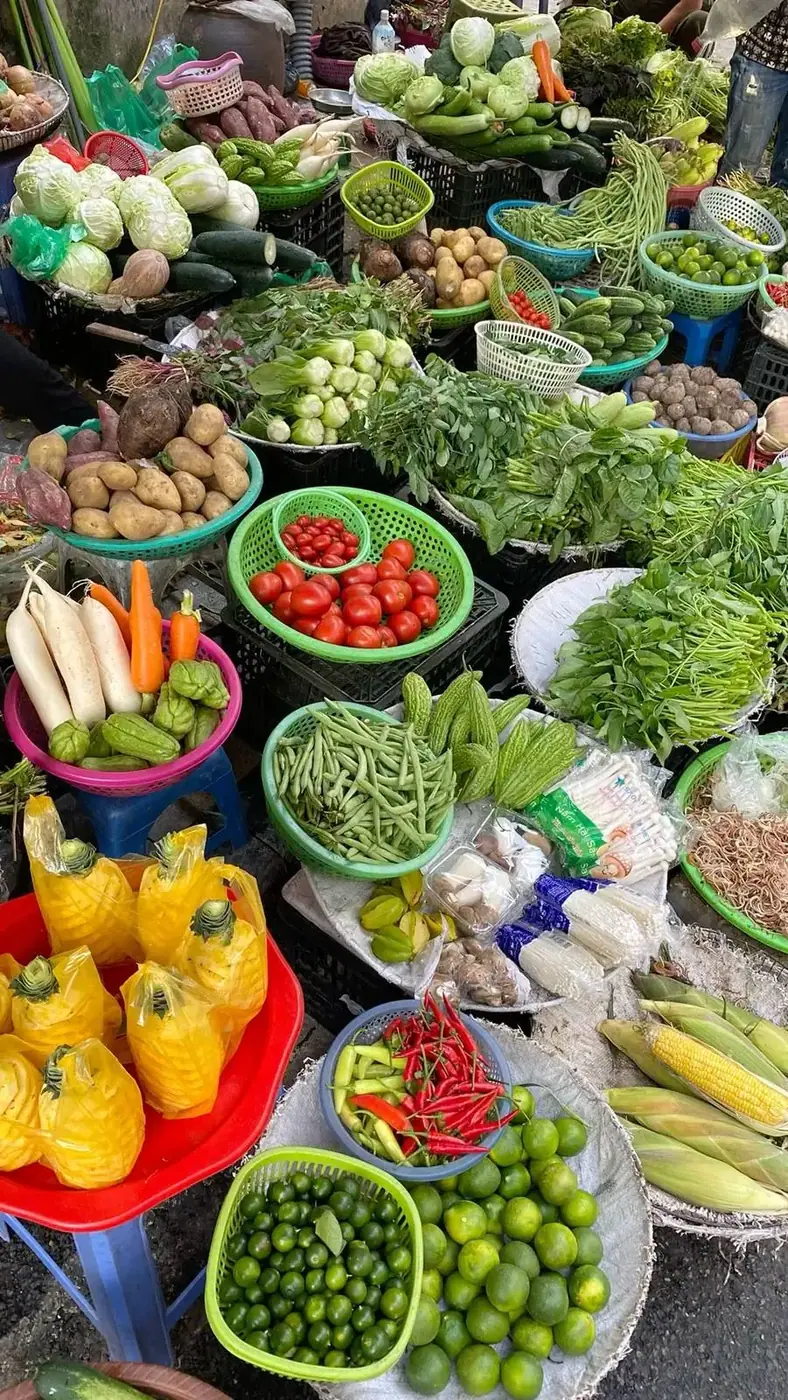 Прилавок с овощами и зеленью на рынке в Дананге