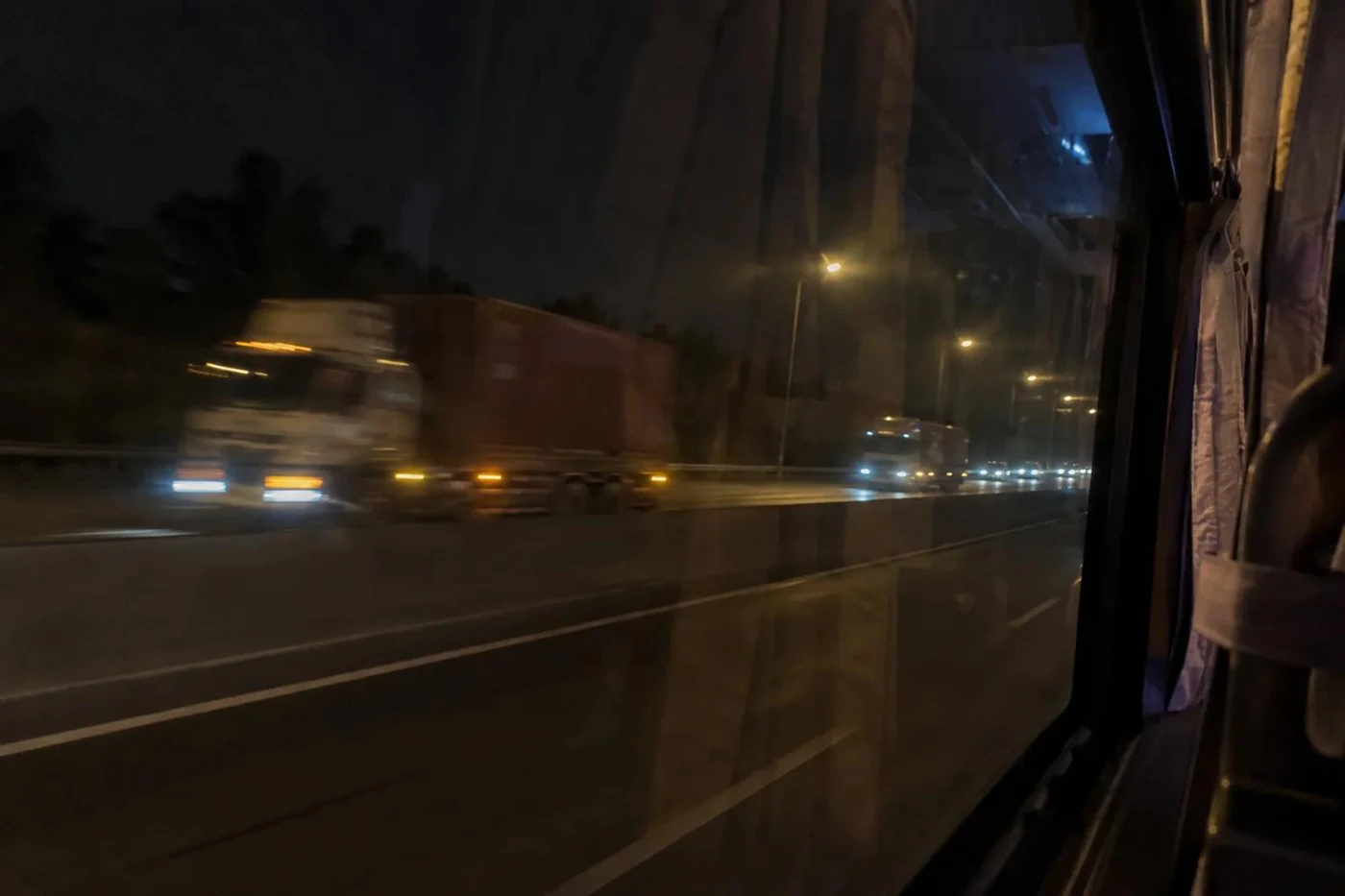 Ночная трасса за окном автобуса