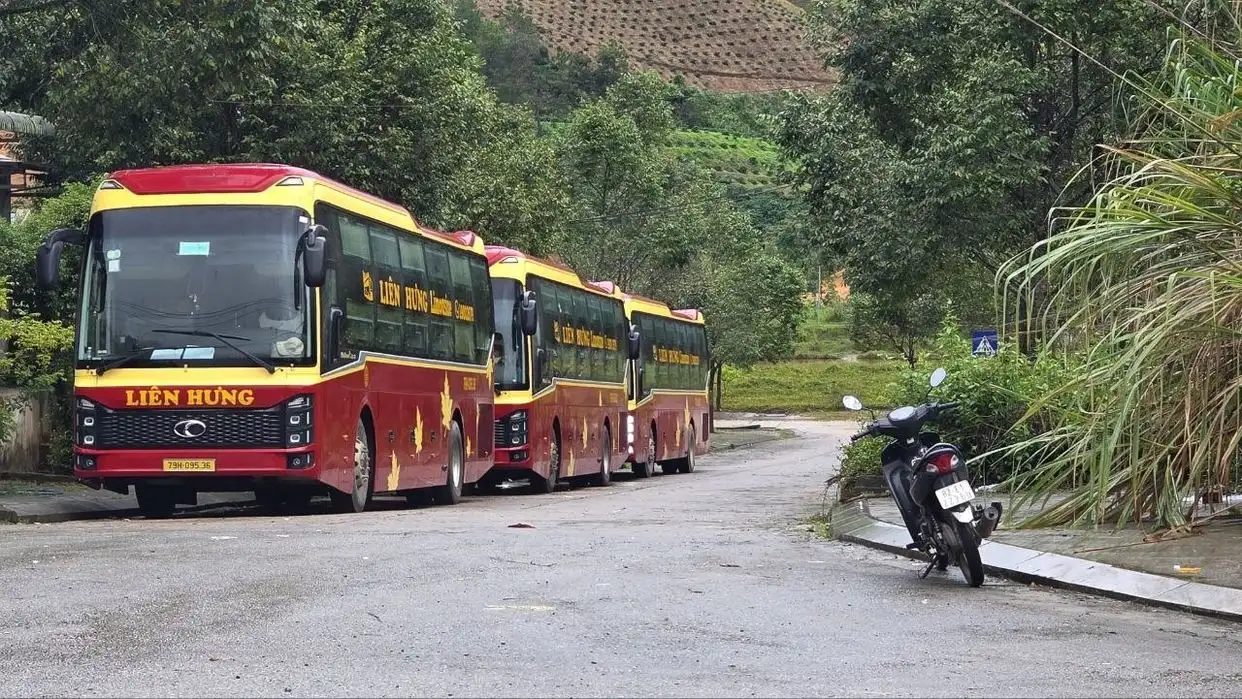 Автобусы на стоянке в горах на севере Вьетнама