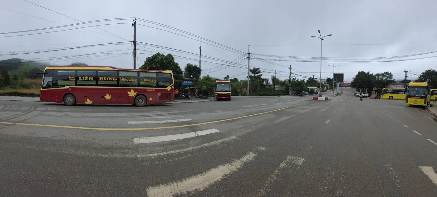Автобусы на площадке перед сухопутным погранпереходом во Вьетнаме