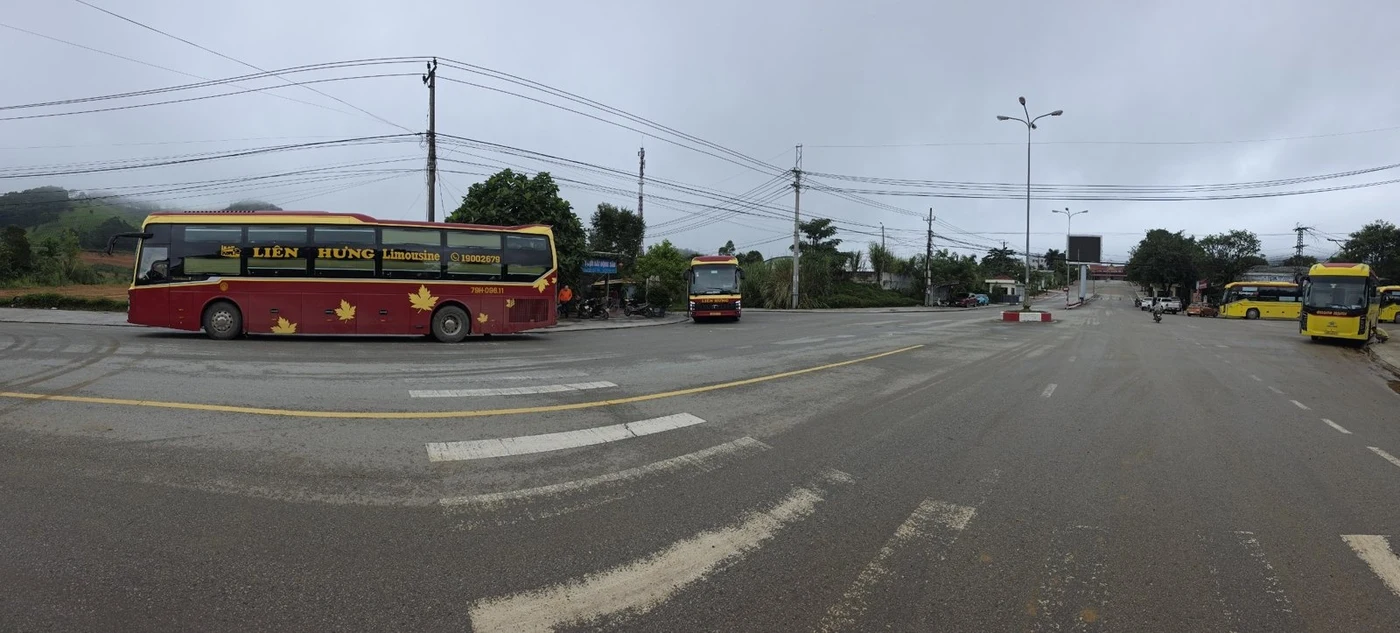 Автобусы на площади у пограничного пункта в пасмурное утро