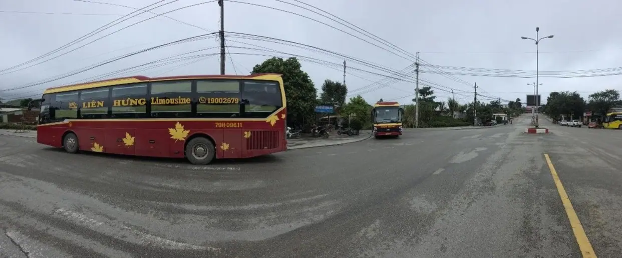 Второй ракурс остановки автобусов у погранперехода Лао Бао