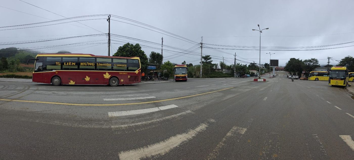 Широкая панорама той же пограничной зоны с автобусами у контрольного пункта