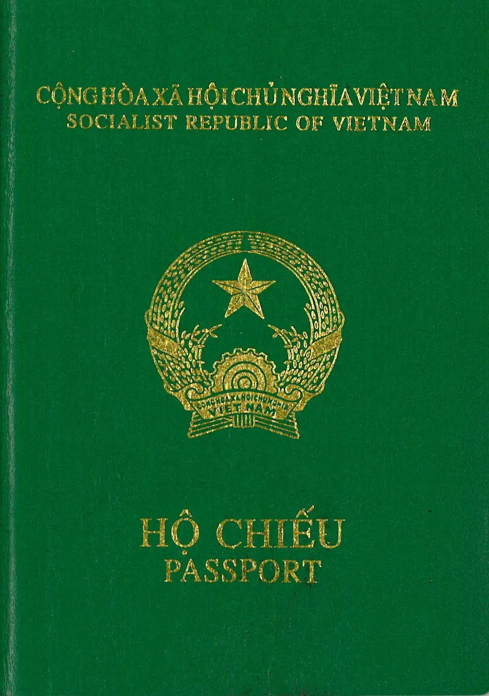 Зелёная обложка паспорта Вьетнама с гербом и надписью Cong Hoa Xa Hoi Chu Nghia Viet Nam