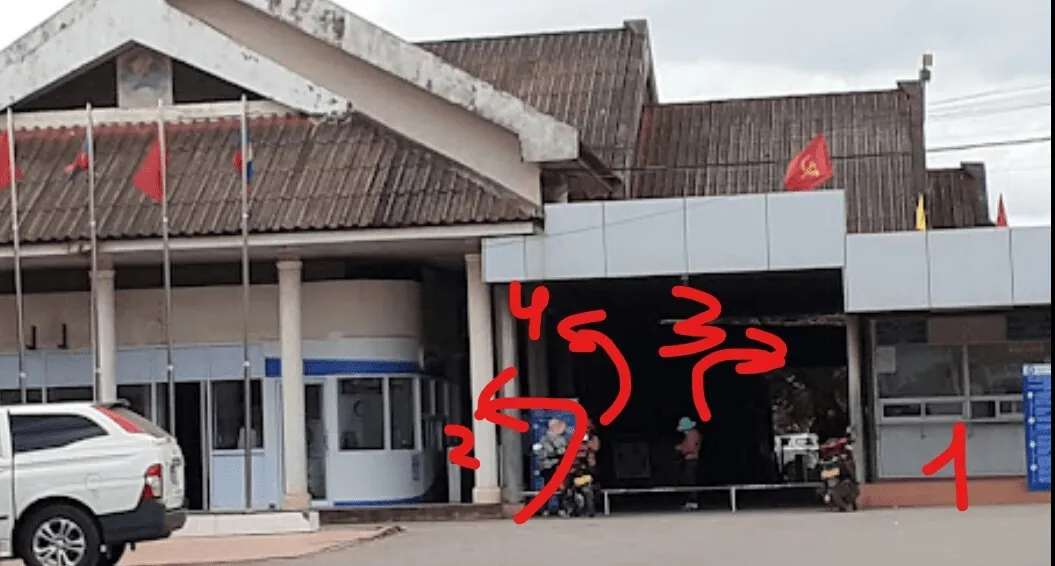 Здание лаосской иммиграции с будками
