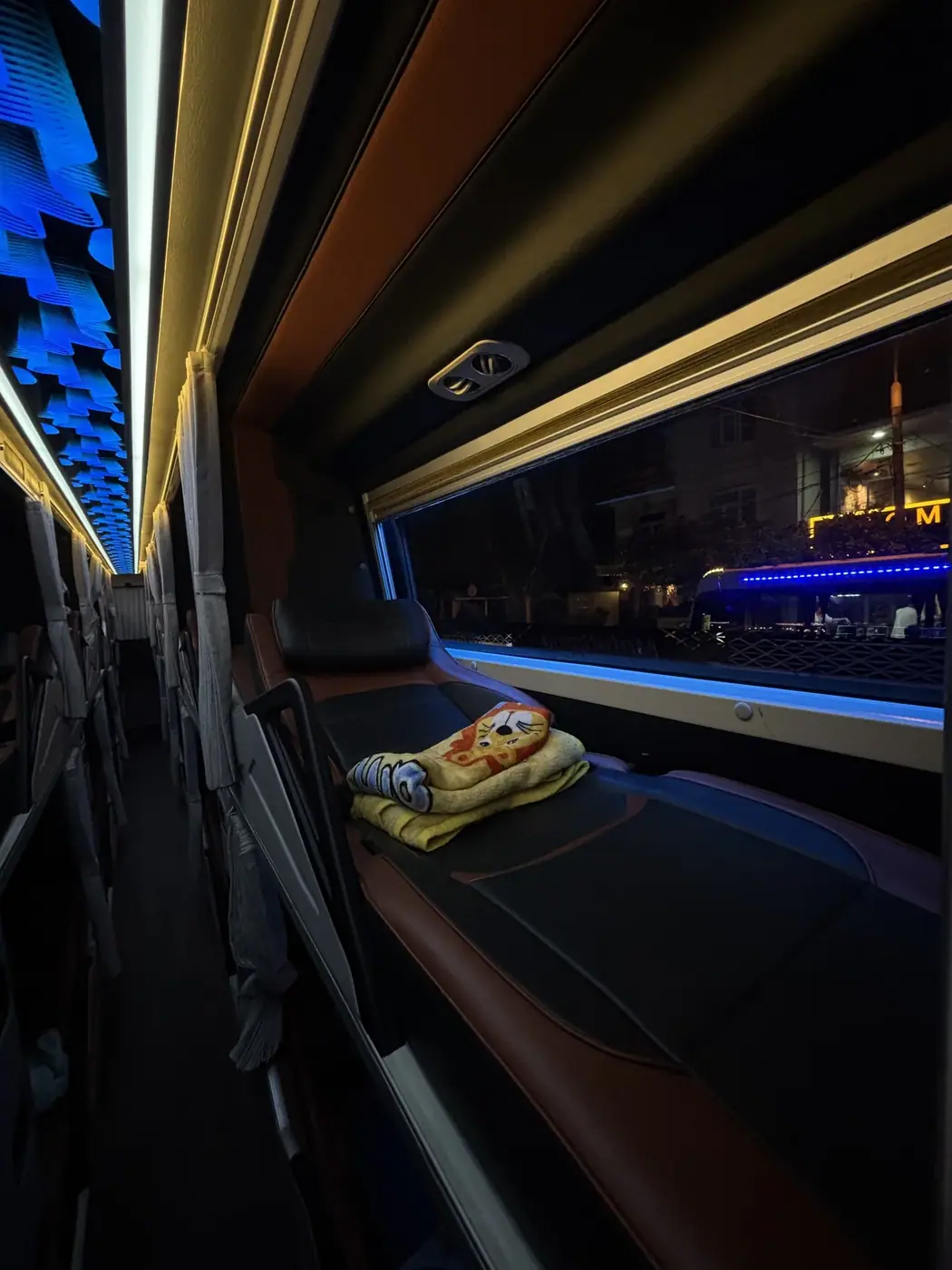 Спальное место в слипбасе Best Bus — кровать king-size со шторкой